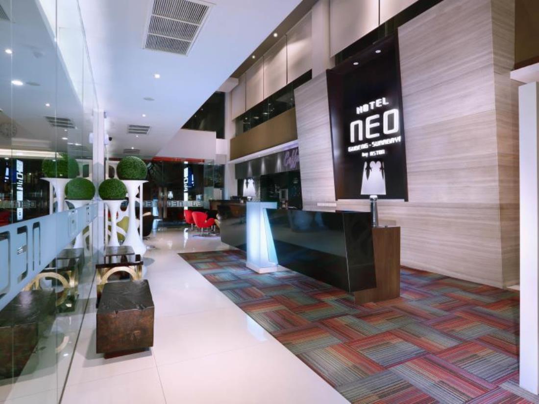 Hotel Neo Gubeng By Aston Surabaya Buitenkant foto