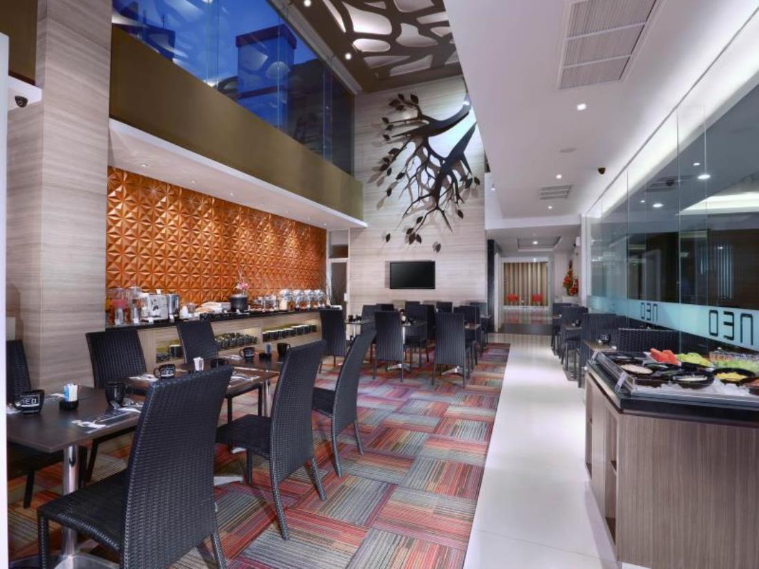 Hotel Neo Gubeng By Aston Surabaya Buitenkant foto