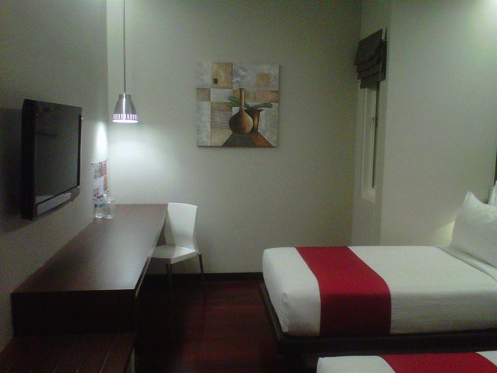 Hotel Neo Gubeng By Aston Surabaya Buitenkant foto