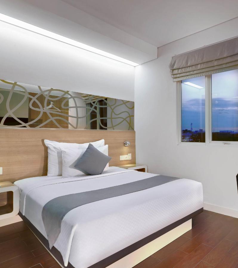Hotel Neo Gubeng By Aston Surabaya Buitenkant foto