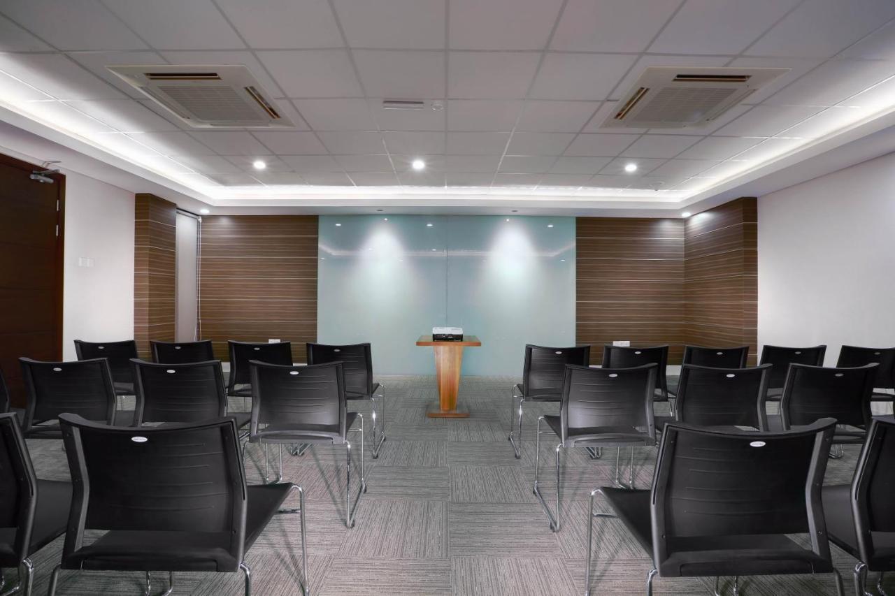 Hotel Neo Gubeng By Aston Surabaya Buitenkant foto