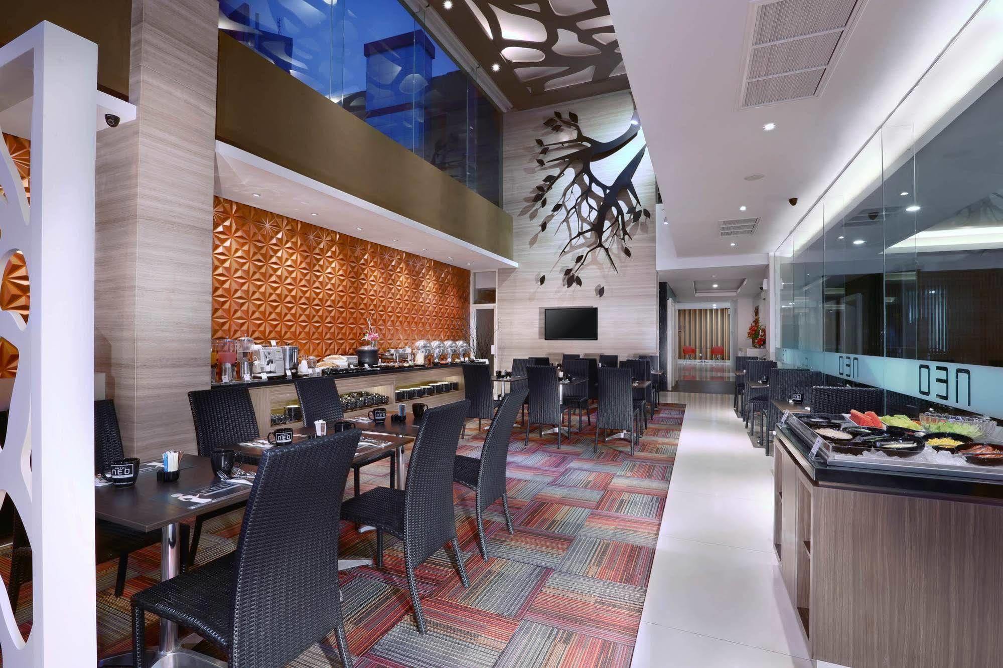 Hotel Neo Gubeng By Aston Surabaya Buitenkant foto
